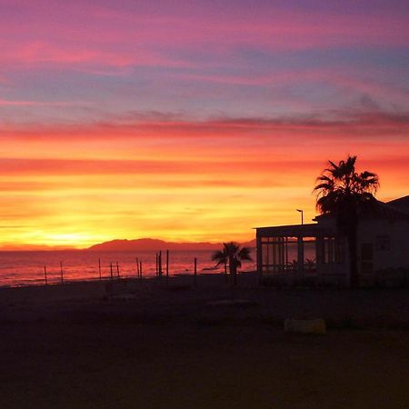 Spacious 1 Bedroom Apartment, Beach Front, Torrox Costa エクステリア 写真
