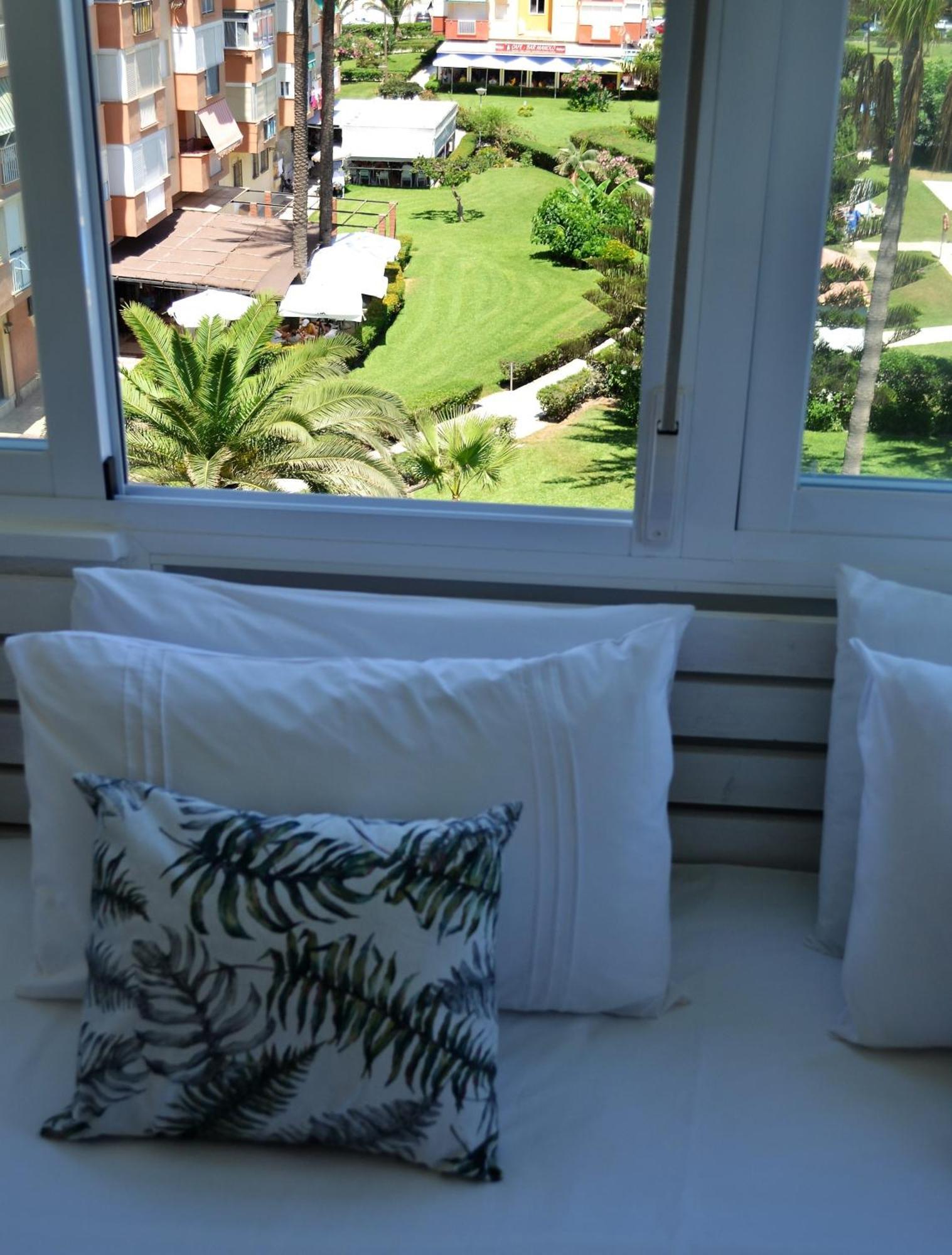 Spacious 1 Bedroom Apartment, Beach Front, Torrox Costa エクステリア 写真