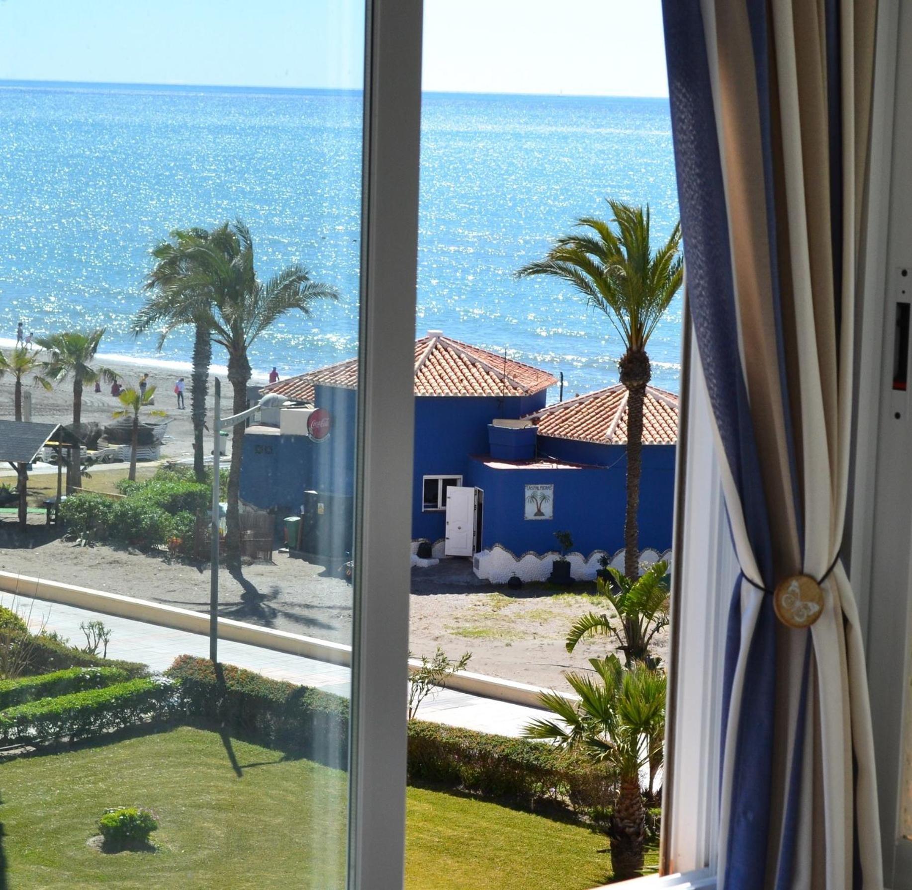Spacious 1 Bedroom Apartment, Beach Front, Torrox Costa エクステリア 写真