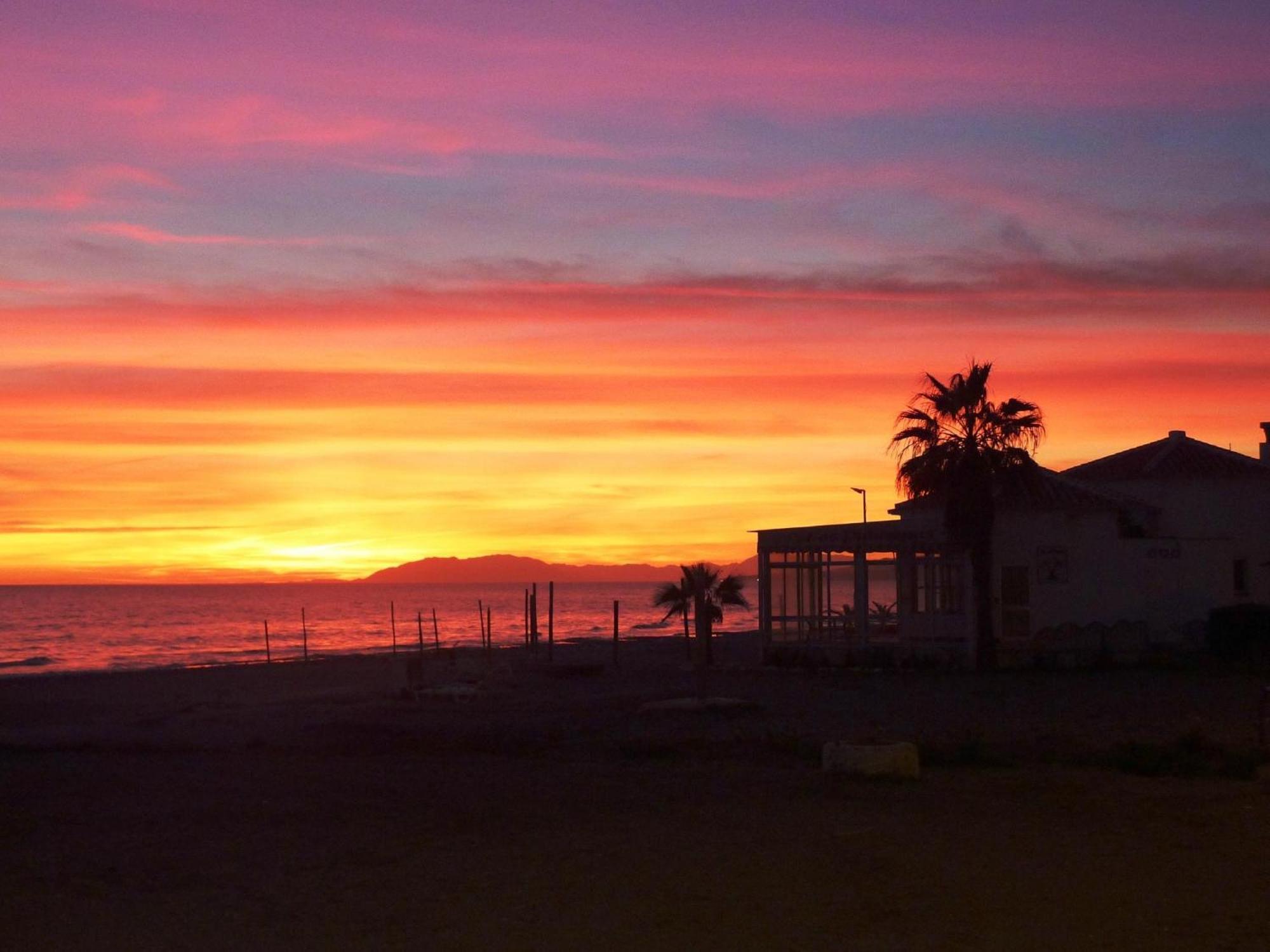Spacious 1 Bedroom Apartment, Beach Front, Torrox Costa エクステリア 写真